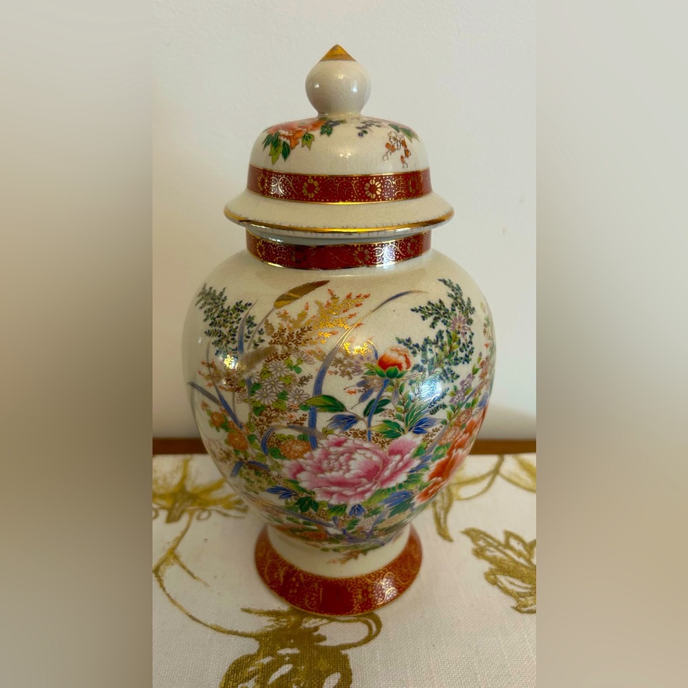 Gorgeous vintage ginger jar with lid